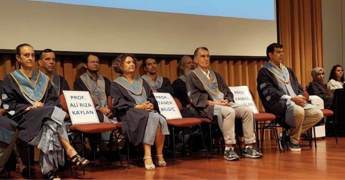 Boğaziçi Üniversitesi Endüstri Mühendisliği Bölümü mezuniyet töreni. Üniversiteye girmesi yasak olan hocalar (yanlış okumadınız) isimlerinin yazılı olduğu kartlarla temsil ediliyor. Görevdeki Merkez Bankası Başkanı ve Teknoloji Bakanı bu hocaların mezun ettiği kişiler arasında.