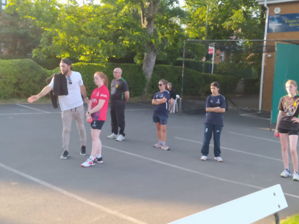 Oh hi <a href="/Gmaxi_32/">Glenn Maxwell</a> 👋 

Thanks for being a legend and popping in to help our girls 🤩