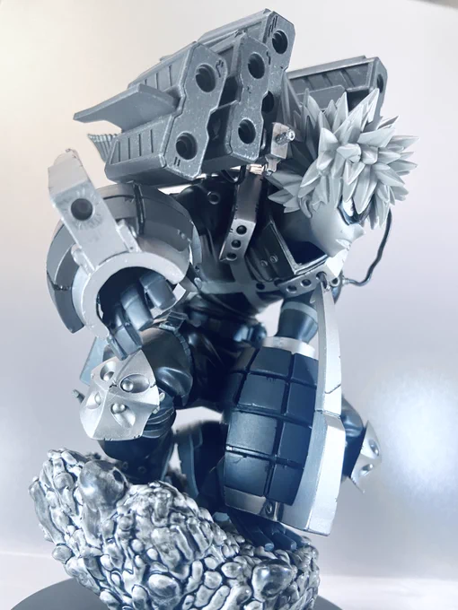 爆豪のストレイフパンツァーのフィギュア届いた!密度感半端ない造形で原作完全再現、凄い!モノクロ彩色が武装の重厚感アップさせてて素晴らしい。 
