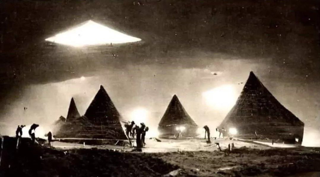 apanalis's tweet photo. 🟠Estas fotos fueron puestas a disposición del público por un investigador , Steve Sunday. 
Via @andtartary2
🟠Según él, las imagenes estaban en los archivos secretos del Vaticano y pudo obtenerlas gracias a una "filtración", es decir, alguien supuestamente robó las fotos ultrasecretas de las bóvedas especiales de la Sede Pontificia. 
🟠No se revela el lugar de la acción, pero se sabe que el Vaticano tiene una especie de máquina del tiempo llamada #Cronovisor. 
🟠Veraz o no, el Tiempo lo determinará