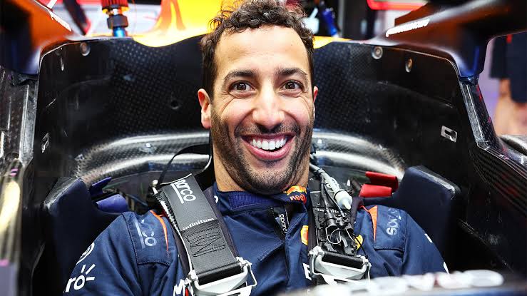 Daniel Ricciardo bugün Silverstone'da RB19 ile test sürüşüne çıkacak!