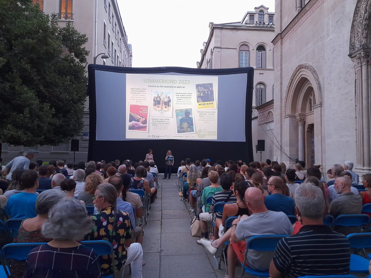 MarinaChrystoph's tweet photo. Am Sonntag eröffnete ich anlässlich des Screenings des österreichischen Films DIE WILDE MAUS von #josefhader das gutbesuchte Sommerkino des ⁦@goetheinstitut⁩ in Lyon #sommerkino #austrocult #festival #film https://t.co/zjGOneidSL