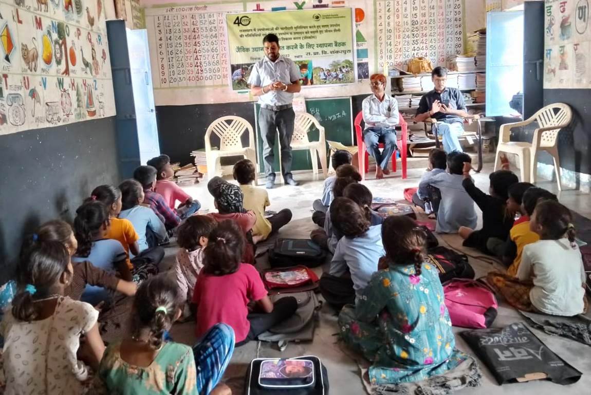 CUTS_CHD's tweet photo. Today Inception meeting held for formation of #OrganicClub and developing #OrganicGarden at Government primary school Shankarpura #Ghatol, Banswara under ProScop project. Gave information about benefits of organic garden.
#GoOrganic
#GoodForYou #GoodForNature https://t.co/vGU9iS61QJ