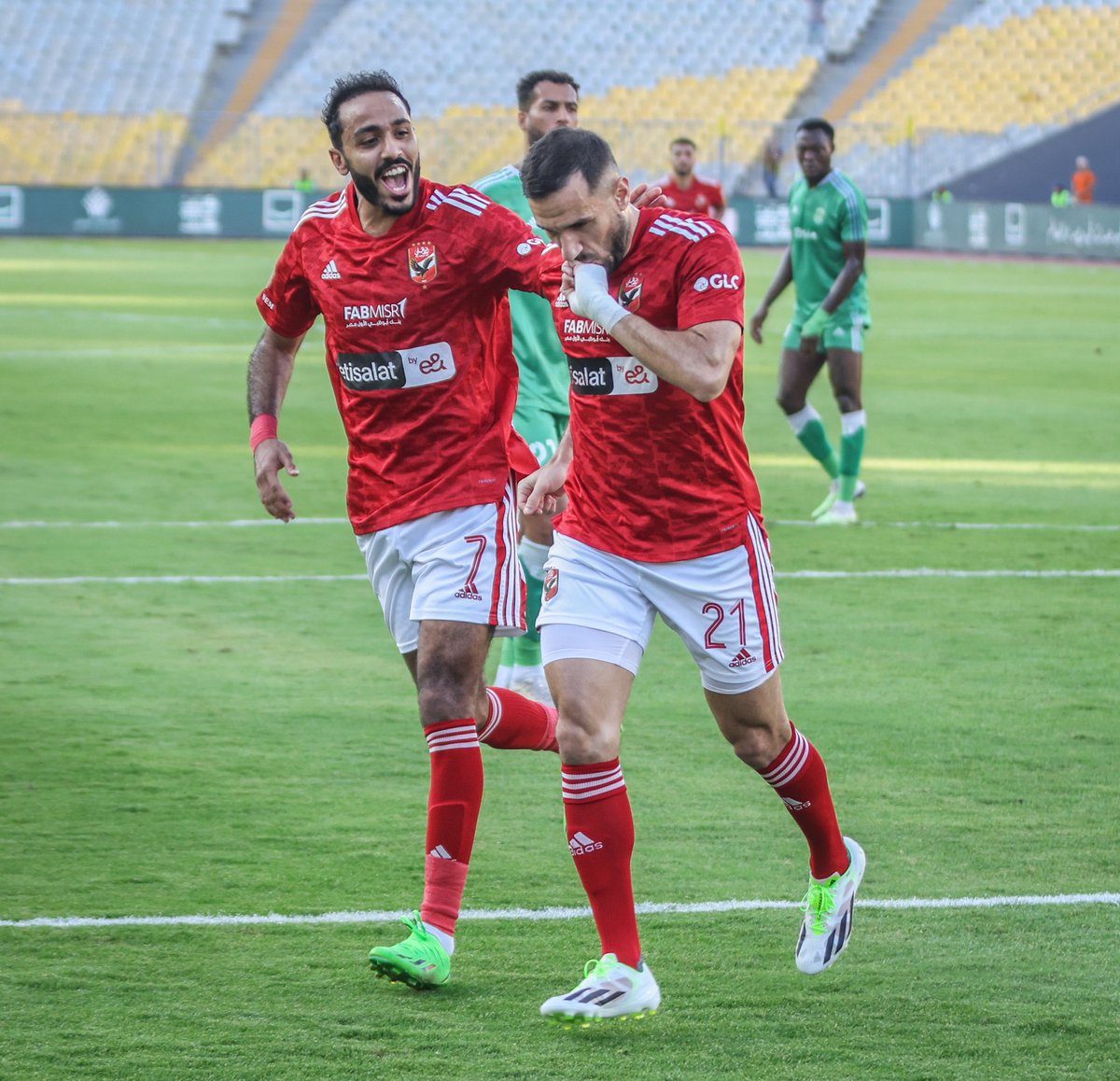 AlAhly's tweet photo. 🎙️وي يا علي وي 😍
 ملك الحلول الأكثر مساهمة تهديفية مع فريقنا في الدوري الـ 43 بواقع 7 أهداف و6 تمريرات حاسمة 🎯🔝👏 https://t.co/IHbFhjg6AM