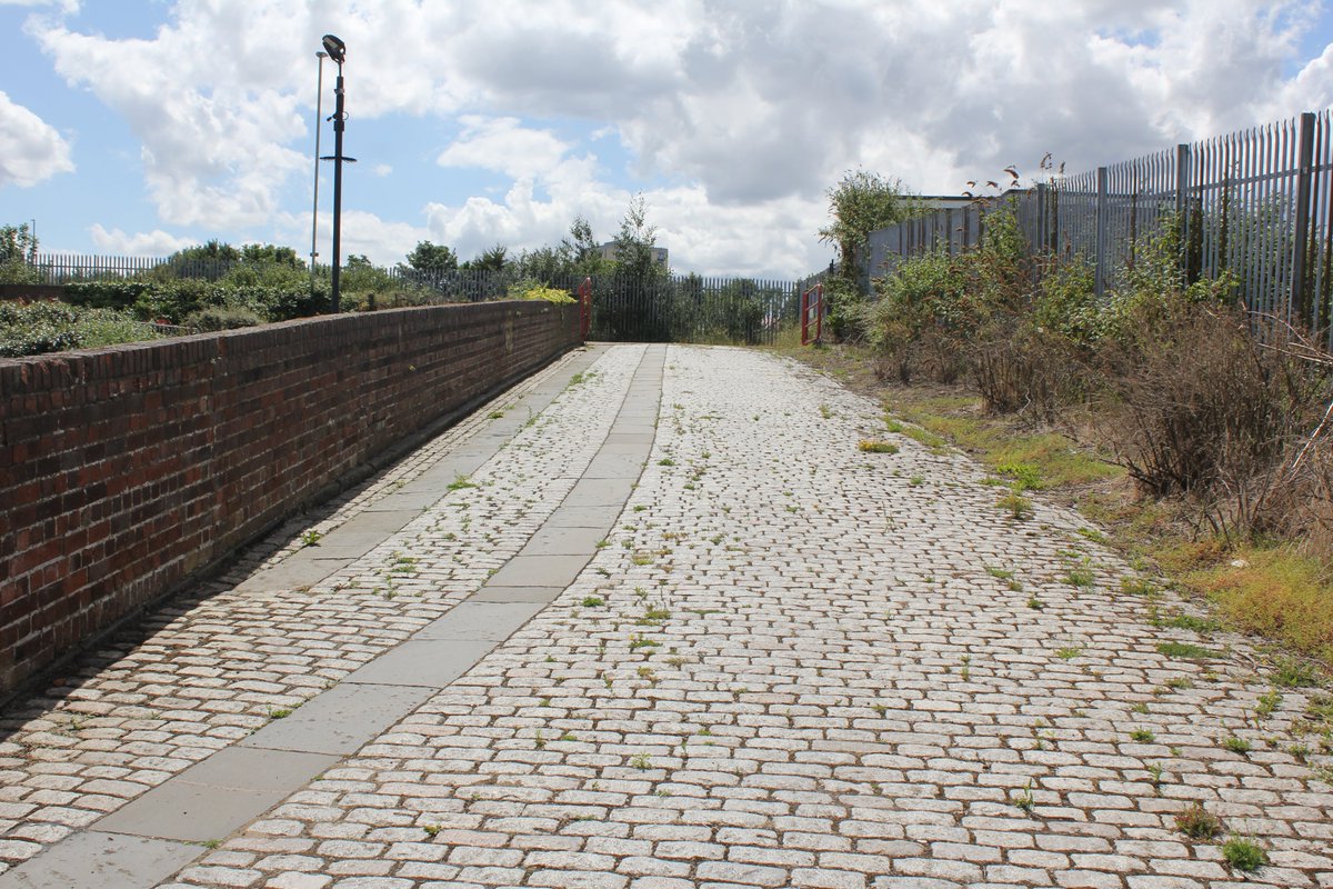 TyneSnapper's tweet photo. #Jarow These photographs of the road (off Tyne Street) of the original roadway leading down to the cross Tyne Jarrow to Howdon ferry landing. Tip that it was there came from Dave Morton 😉
https://t.co/DaEmPdx1zS https://t.co/C7ajNOEHhC