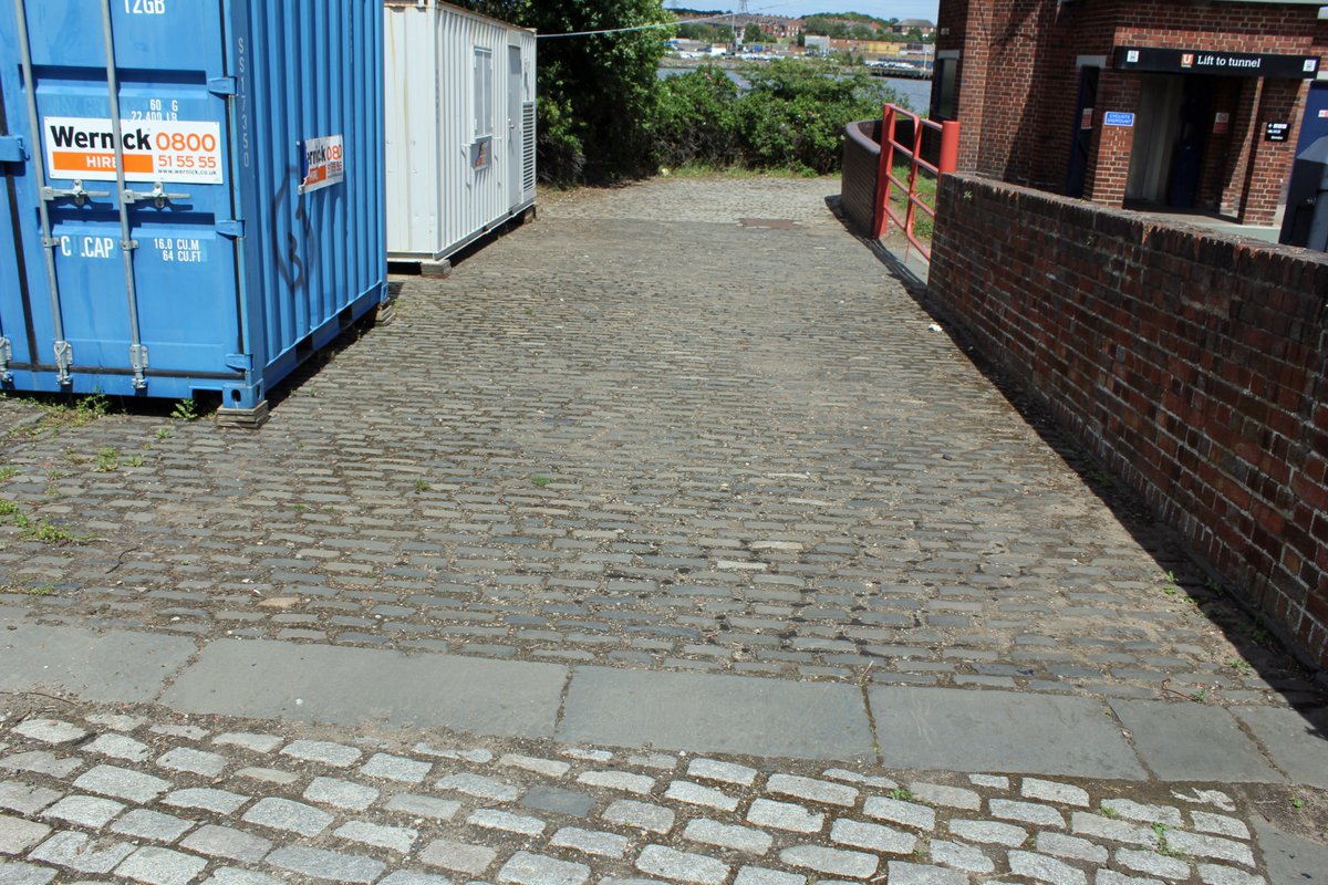 TyneSnapper's tweet photo. #Jarow These photographs of the road (off Tyne Street) of the original roadway leading down to the cross Tyne Jarrow to Howdon ferry landing. Tip that it was there came from Dave Morton 😉
https://t.co/DaEmPdx1zS https://t.co/C7ajNOEHhC