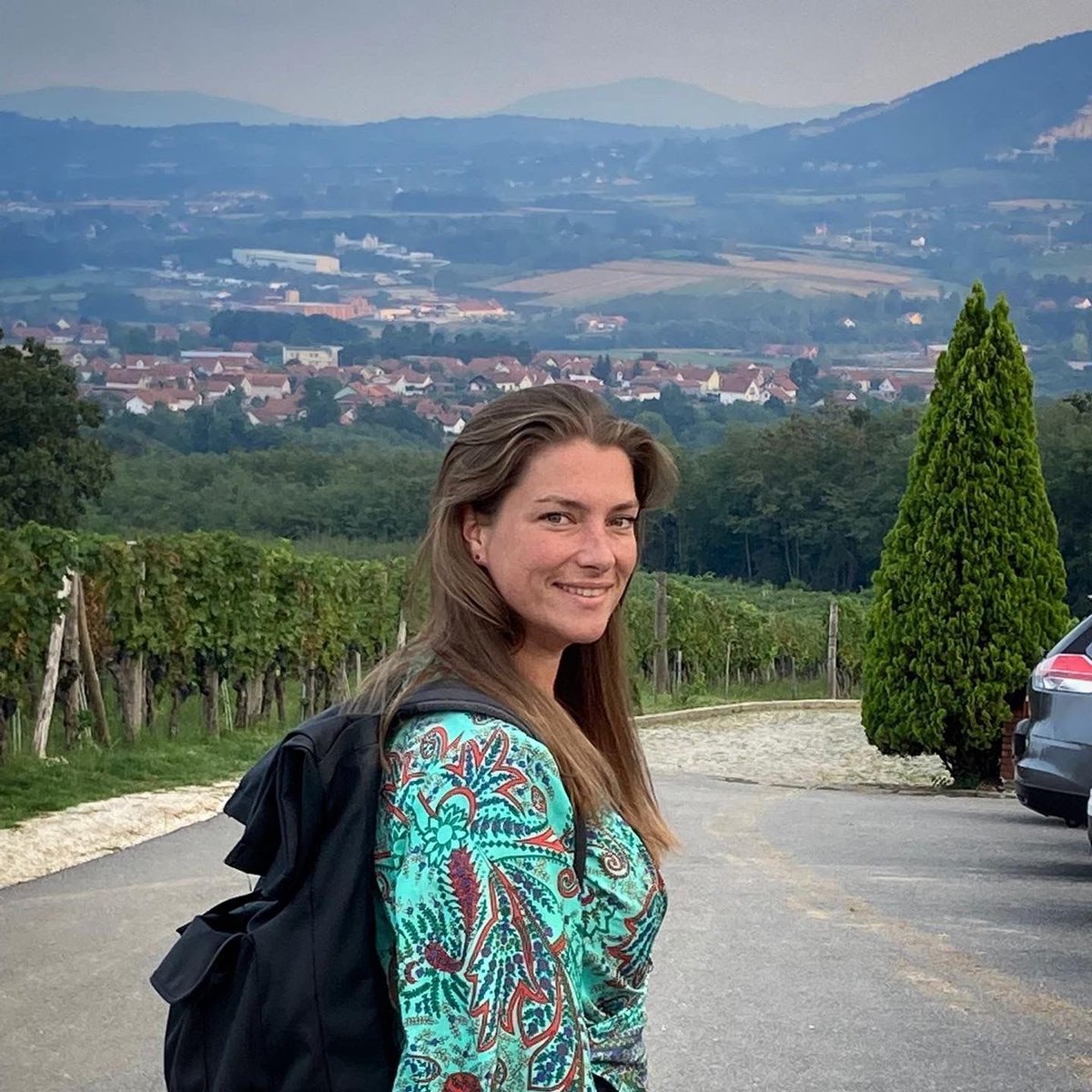 Dit is Efie Derksen. Hollandse roots en verknocht❤️aan ex-Joegoslavië. Zij maakte een docu ‘My borrowed heritage’ waarin zij het rijke culturele erfgoed toont van een land dat niet meer bestaat. 
m.youtube.com/watch?v=XC9dqJ…

Ik zoek theaters die haar docu podium kunnen bieden. 

RT🙏