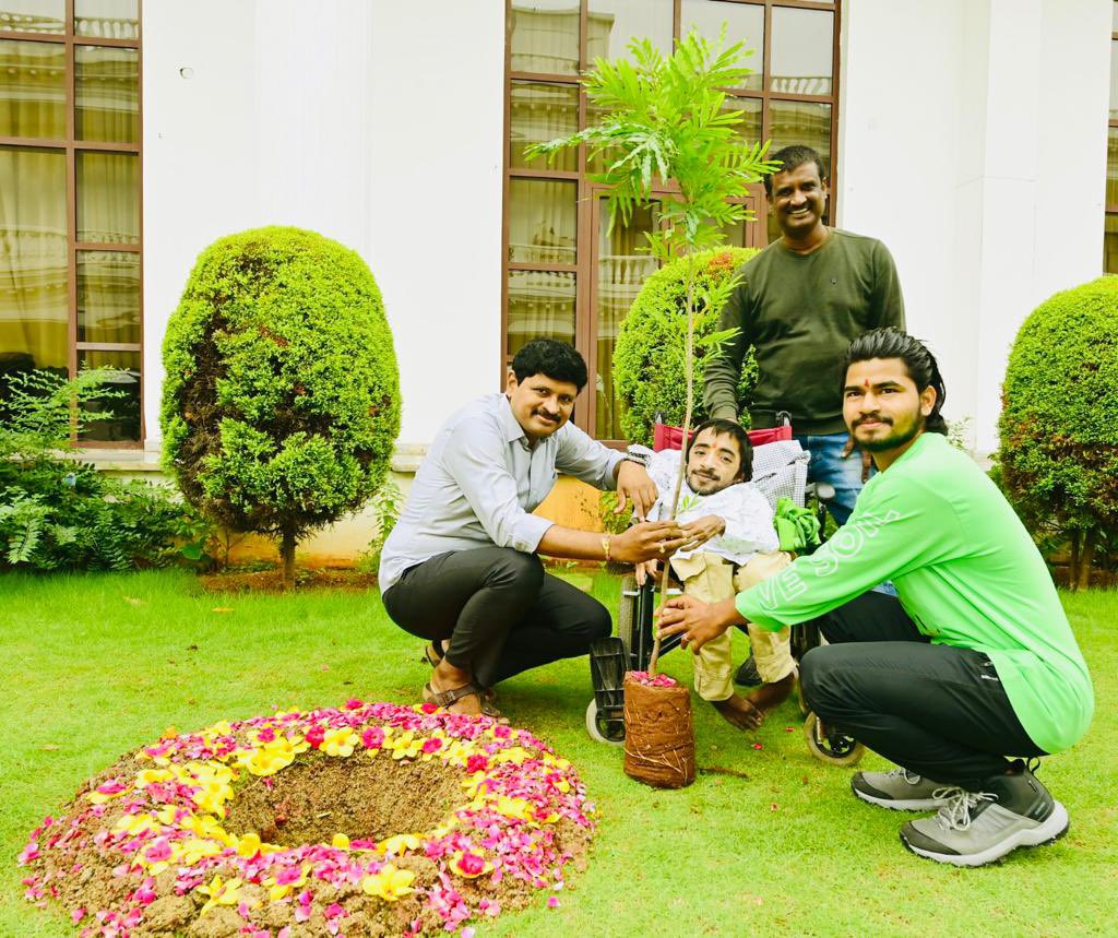 SantoshKumarBRS's tweet photo. What an amazing personality. Despite all the limitations, nothing could stop him icing around. Kudos to @msnsagar ji, & cyclist @MohitNiranjan12 ji who are touring the country to educate people on #SaveSoil #Sustainability. Happy to plant a sapling along with them as part of #GreenIndiaChallenge initiative in Hyderabad.