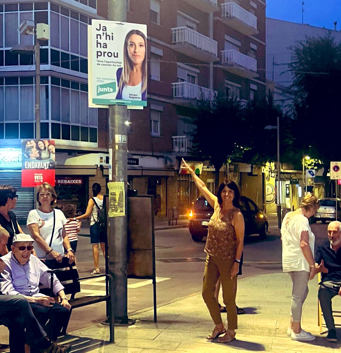 A la plaça, a prop de la gent d’ #Olesa, liderant-nos  amb força i convicció, pensant sempre en Catalunya.  <a href="/miriamnoguerasM/">Miriam Nogueras 🎗</a> #23J <a href="/JuntsXCat/">Junts per Catalunya🎗</a> <a href="/JuntsXOlesa/">Junts per Olesa</a>