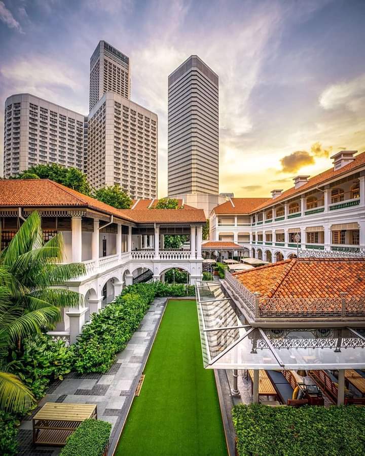 imranSa11984161's tweet photo. THE PLACE : RAFFLES HOTEL : SINGAPORE : A must visit place when you visit Singapore. Walk in and u get the perfumed smell at the lobby and it's an iconic building and the discovery of Raffles in Singapore! #G8 #RaffleaHotel #IconicBuilding #Singapore https://t.co/XIpauT3gjE
