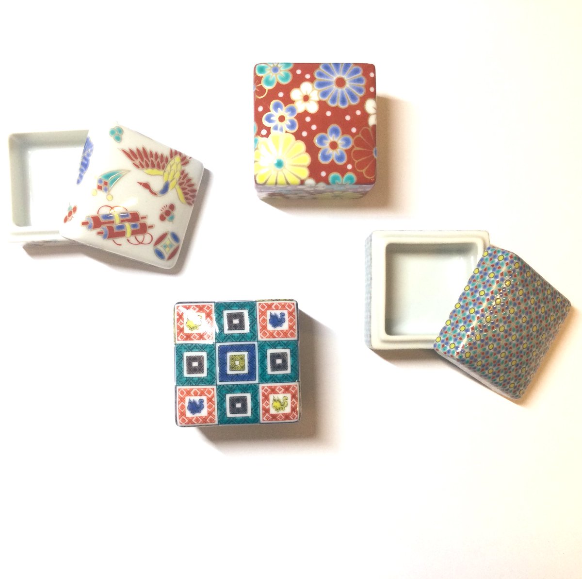 『陶箱』

九谷焼で出来た陶器の箱　鮮やかな色合いが美しい品✨
直径約⒌５㎝　一箱税込5,500円

サト店です😃　「こちらの箱は、何を入れる為の物ですか❓」
特に決まりは無いですが…小さい綺麗な箱なので、小さい大切な物を仕舞われては如何でしょうか…
例えば…臍の緒などどうでしょう❓😁