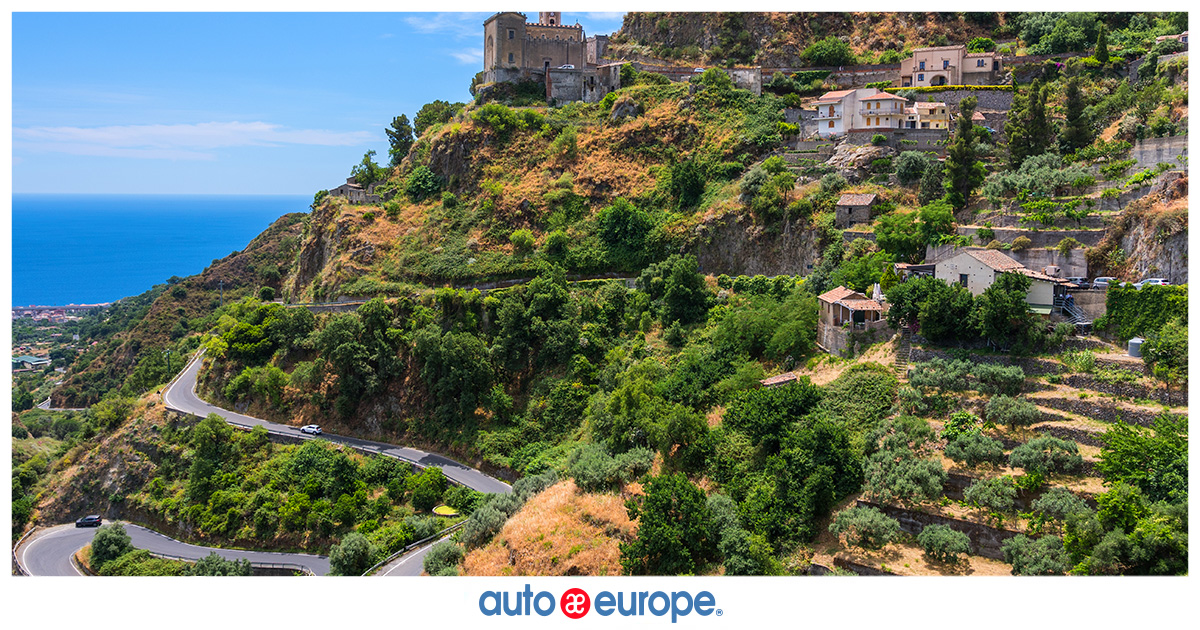 AutoEurope_DE's tweet photo. Wie wäre es mit einem Roadtrip auf Sizilien 🇮🇹? Die größte Mittelmeerinsel ist perfekt für Aktiv- &amp; Kultururlauber und auch diejenigen, die einfach nur das sizilianische Dolce Vita genießen wollen 🤩. Reisetipps und einen günstigen Mietwagen gibts hier👉https://t.co/2EuUWY3Tan! https://t.co/Td5z4IyJXV