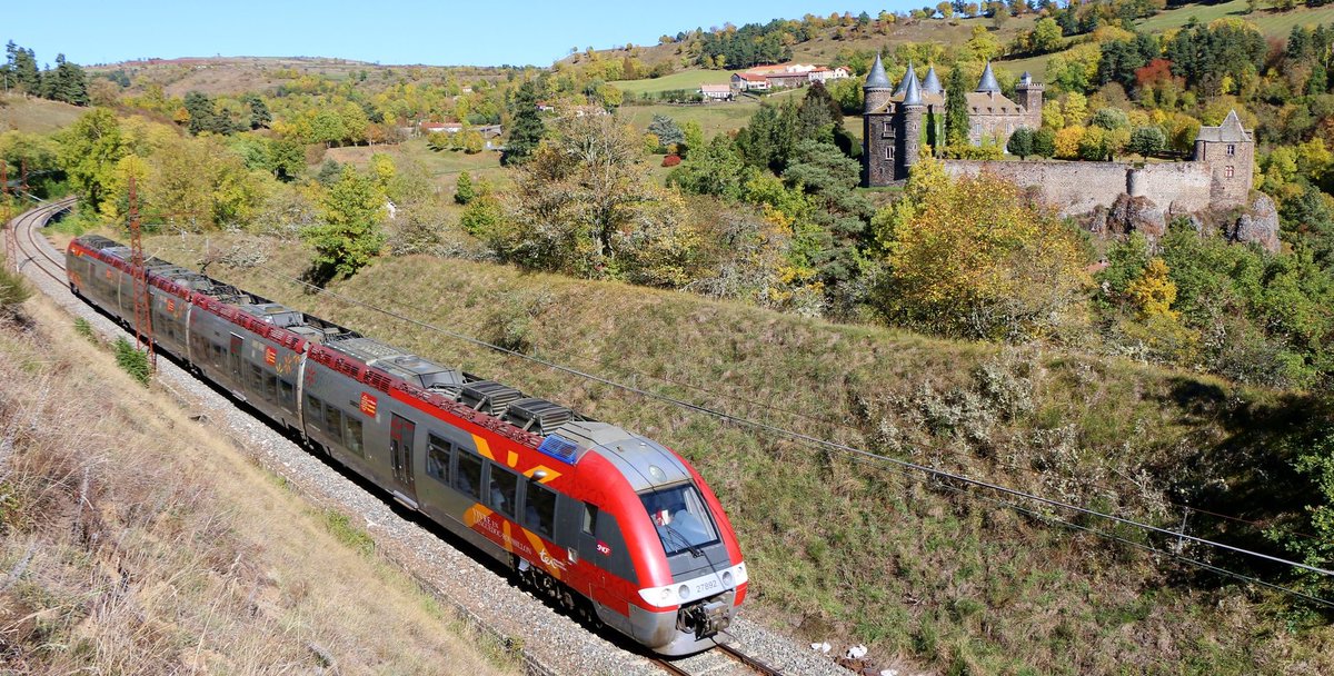 CheminsdeFerTC's tweet photo. La liaison Clermont-Ferrand - Béziers #Aubrac emprunte la #lignedesCausses pour un parcours accidenté mais utile et typique. C'est un #Z27500 à #Andelat qui joue avec les courbes et contre-courbes au niveau du bourg du #Sailhant.
Photo de Cyril Second par Flickr. https://t.co/v0OCeacbMC