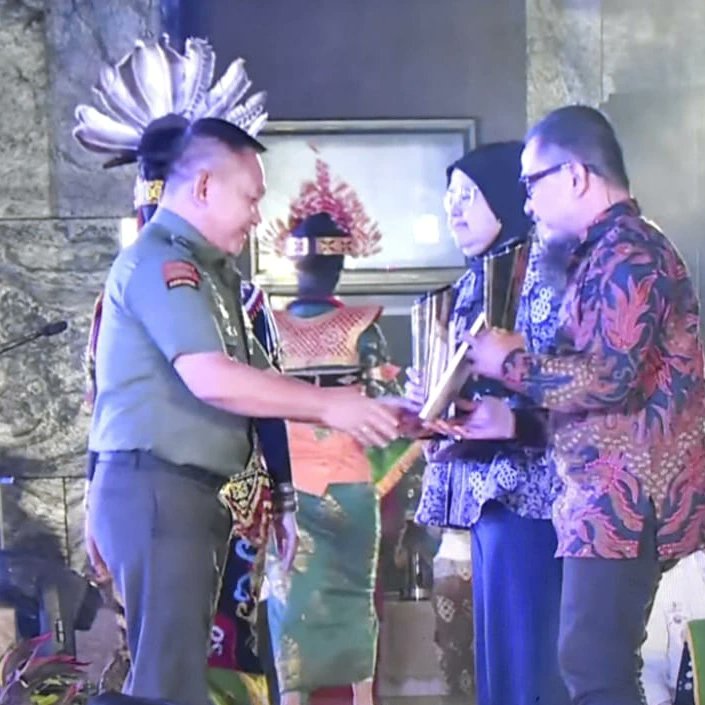 Korem023_ks's tweet photo. Sibolga,  Forkopimda Sibolga Tapteng Nonton Bareng dengan Korem 023/KS dan Kodim 0211/Tapteng bersama  Awak Media, Kasad Award secara live, bertempat di Aula Makodim 0211/Tapteng dan seluruh satuan Kodim Jajaran Korem 023/KS.  Senin (10/07/2023). https://t.co/tudhFs1cvk