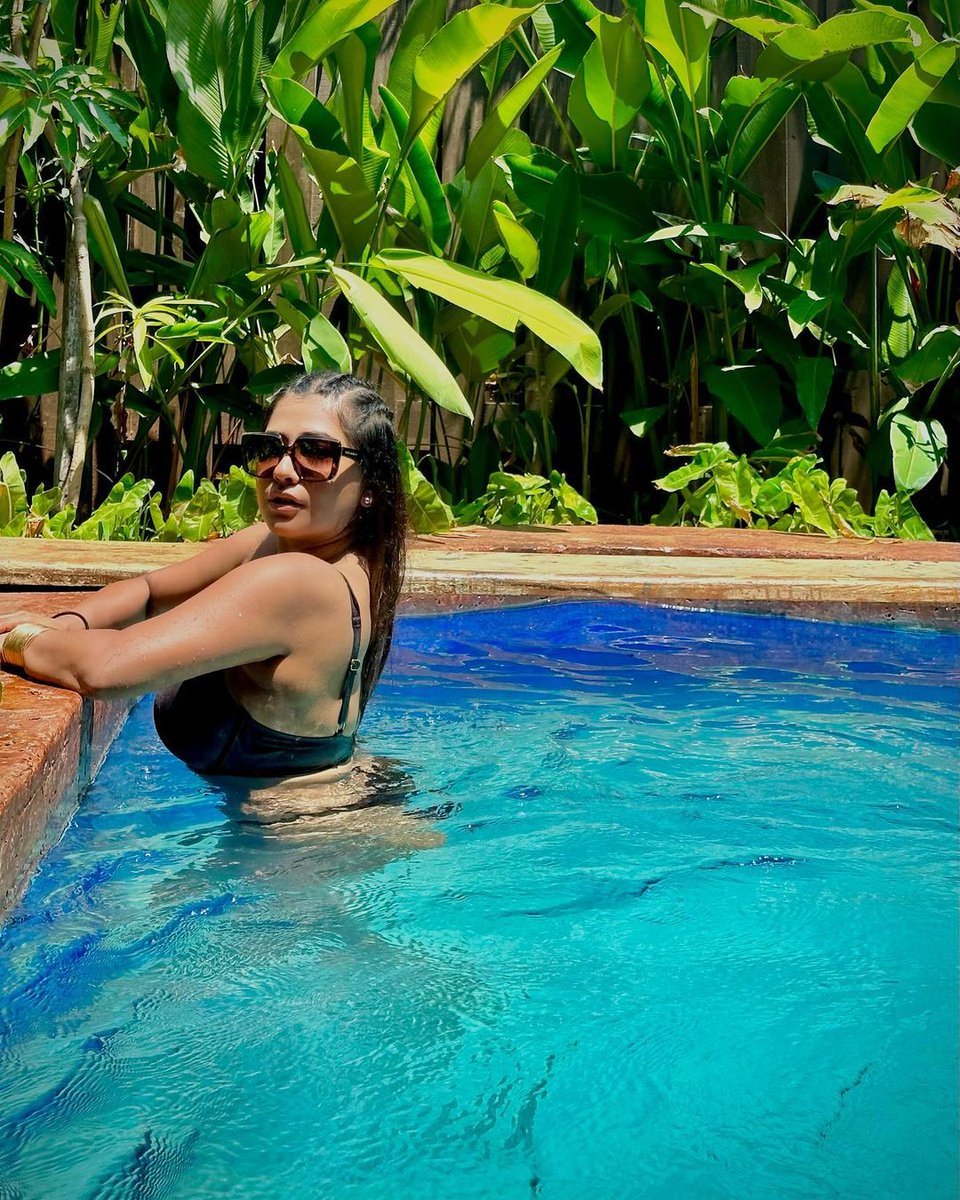 Sexy bombshell #AasthaSharma 
  enjoying vacation 🏖️🔥