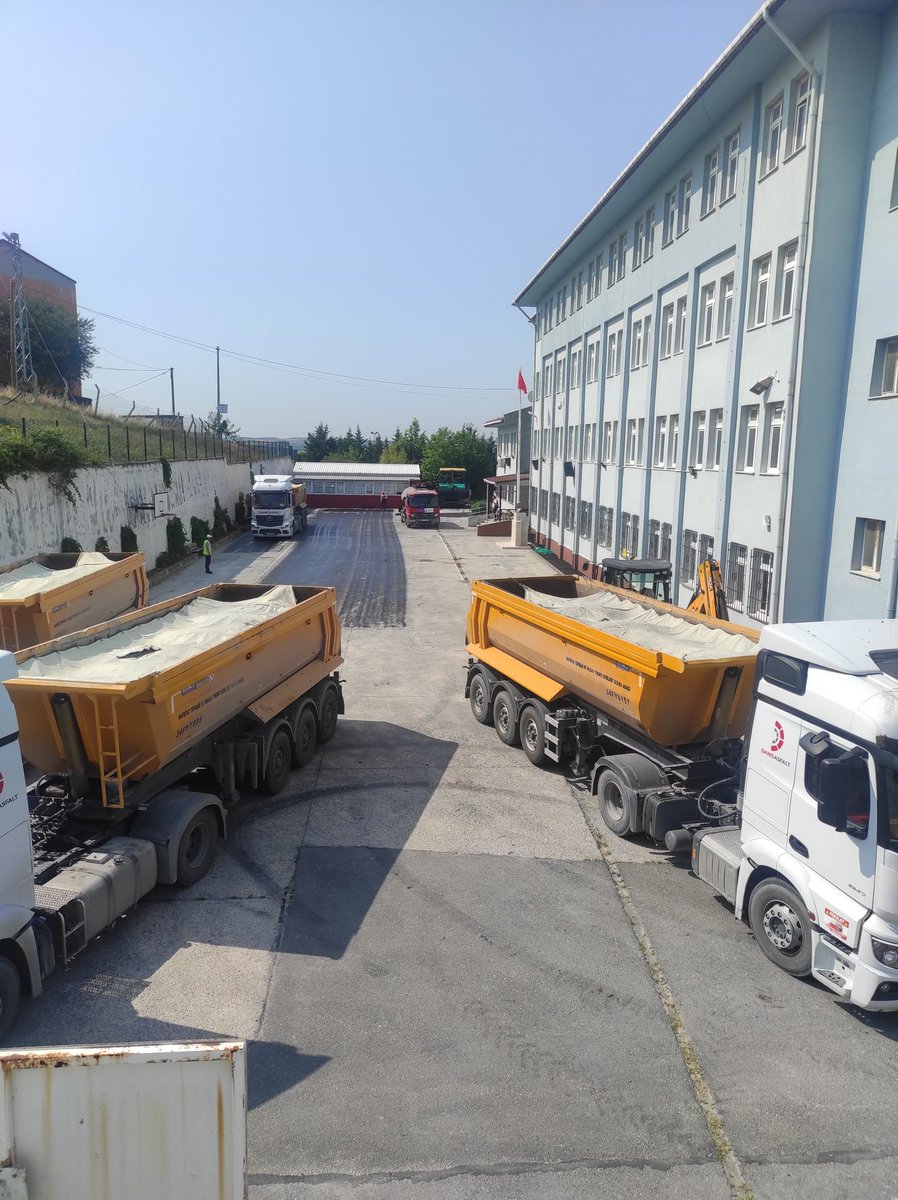 sds_cpal's tweet photo. 2023-2024 Eğitim Öğretim Yılı hazırlık çalışmaları başladı. İlk olarak okulumuzun bahçesini Asfaltlıyoruz. Asfalt çalışmasını yapan @ibb_yolbakim a teşekkür ederiz.
@turhanhasip 
@memarnavutkoy 
@istanbulilmem 
@istanbul.mte https://t.co/ZTDEXWiNqZ