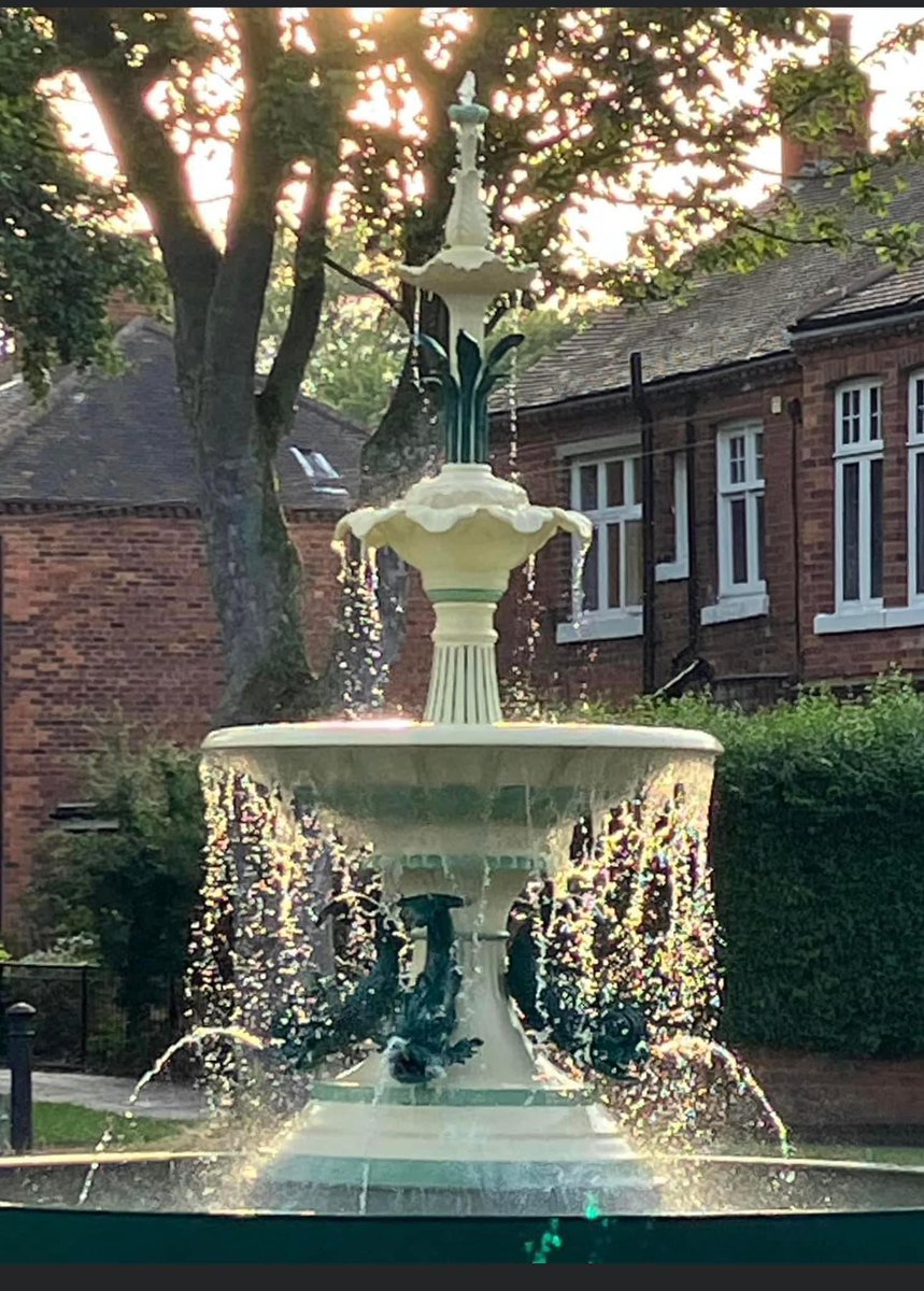 Hull's Victoria Avenue fountain beautifully restored and complete with a commemoration of Philip Larkin. Check out the switching on ceremony on our YouTube channel
youtube.com/watch?v=oX-8zq…