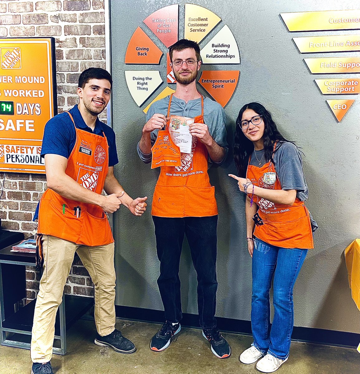 For the second time in 6 months, employee of the month goes to Ian on freight at 6572! It’s awesome to see the amount of pride an associate like Ian takes in his work. Thank you Ian for applying what you’ve learned in the past 6 months and helping your teammates at any time! 🦺🌻