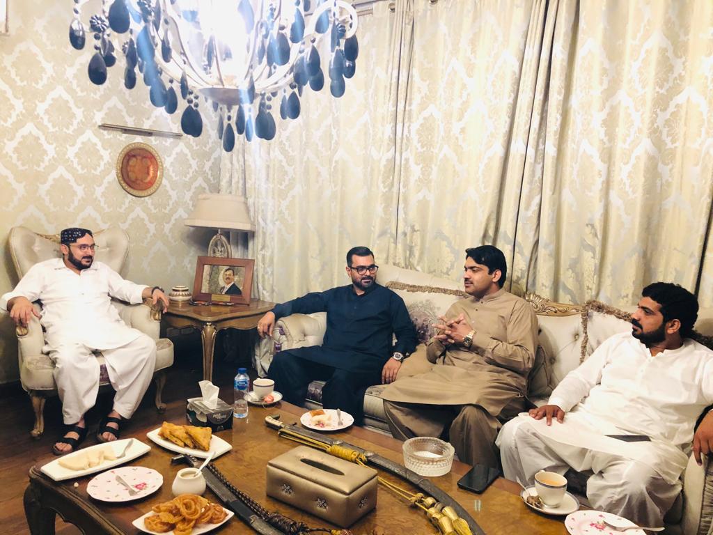 rana_Yaqub5's tweet photo. سابق صوبائی وزیر سید علی حیدر گیلانی سے گیلانی ہاؤس ملتان میں
حلقہ #PP129 کے امیدوار محمد نوازش علی خان سیال اور #حلقہ PP235 کے امیدوار نواب علی رضا خاکوانی نے ملاقات کی ، موج��دہ ملکی و علاقائی سیاسی صورتحال پر گفتگو بھی کی
#HaiderGilani
@ahaidergilani86 https://t.co/H7o4ly7jdz
