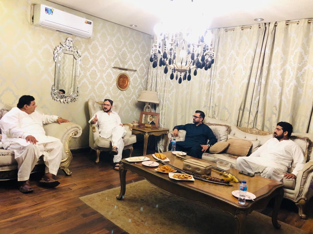 rana_Yaqub5's tweet photo. سابق صوبائی وزیر سید علی حیدر گیلانی سے گیلانی ہاؤس ملتان میں
حلقہ #PP129 کے امیدوار محمد نوازش علی خان سیال اور #حلقہ PP235 کے امیدوار نواب علی رضا خاکوانی نے ملاقات کی ، موج��دہ ملکی و علاقائی سیاسی صورتحال پر گفتگو بھی کی
#HaiderGilani
@ahaidergilani86 https://t.co/H7o4ly7jdz