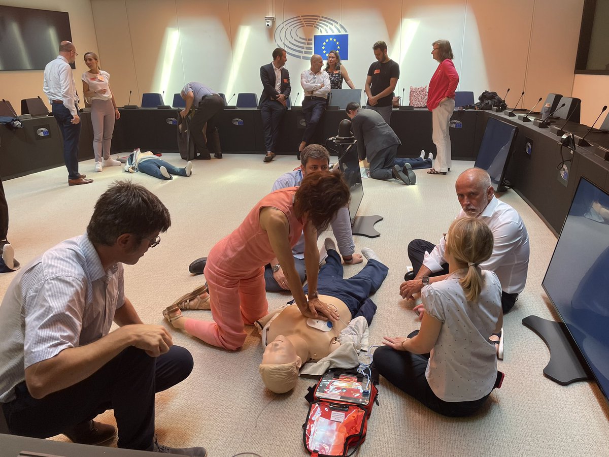 MEPs, assistants and staff of the <a href="/Europarl_EN/">European Parliament</a> in Strasbourg 🇪🇺 are learning the basics of heart massage techniques to provide life-saving first aid.
Thanks to the #IntensiveCare staff from <a href="/CHRUStrasbourg/">CHRU Strasbourg</a> for supporting ESICM in providing this free training.