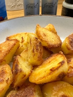 DrewsanHome's tweet photo. Tender, moist, slow cooked roast lamb and crispy, golden roast potatoes, fresh greens and rich, smooth gravy - is your mouth watering yet!! Pop over to my blog and see what a feast I have to show you. https://t.co/jvPJ4yFKsn
#Cooking #Bloggers #homeandgarden #lifestyle #roastlamb https://t.co/RocLpEc6vm