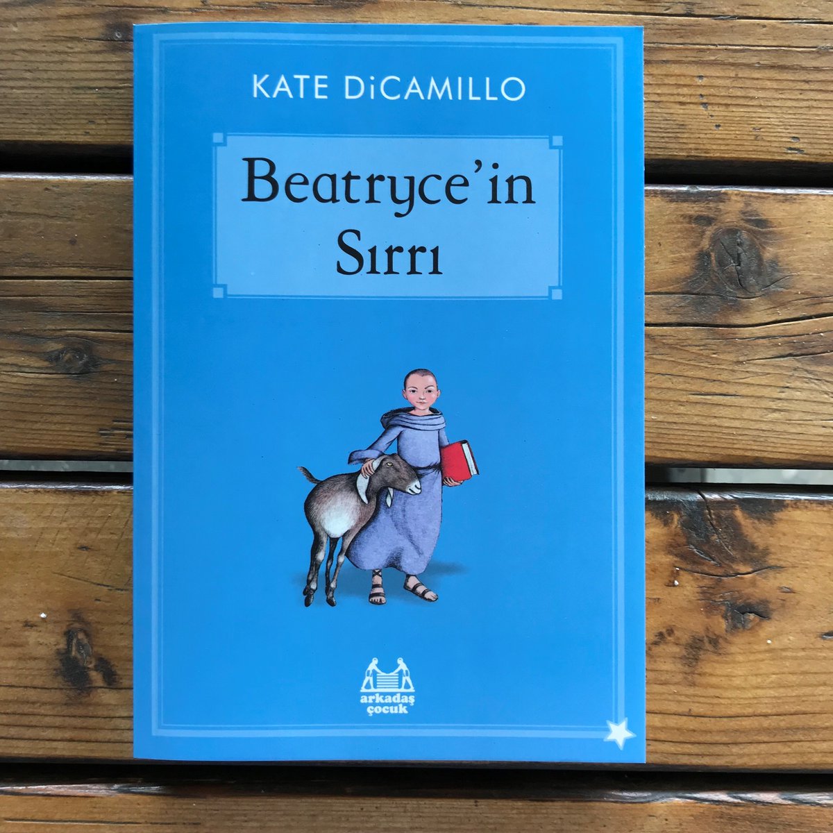 ArkadasKitabevi's tweet photo. Yeni Kitap!
Beatryce’in Sırrı artık Türkçe'de...
256 sayfa

Dünyaca ünlü yazar Kate DiCamillo’nun kaleminden ve Sophie Blackall’ın eşsiz çizimleriyle

#kitap #arkadaşyayınevi #katedicamillo #sophieblackall #okuma #sihirbazınfili #netflixturkiye https://t.co/XXUN3TbE7q