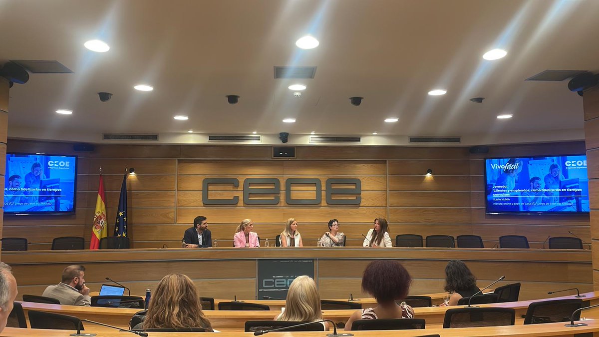 VivofacilGrupo's tweet photo. 👩🏼 𝐂𝐫𝐢𝐬𝐭𝐢𝐧𝐚 𝐋ó𝐩𝐞𝐳 𝐀𝐛𝐞𝐥𝐥á𝐧, Directora de Desarrollo de Negocio de @VivofacilGrupo, modera la #MesaDebate de la jornada “Clientes y empleados, cómo fidelizarlos en tiempos convulsos”. Os compartimos algunas de las reflexiones más relevantes de l@s ponentes:

👩🏻 Elia Méndez (@galath1), secretaria general de
@lafedepubli: "El cliente interno y externo tiene que sentirse escuchado, sentir que lo que nos están prometiendo es real".
👨 Javier Azorín, responsable de Talento en @Iberdrola: "Queremos que los empleados no se queden retenidos, si no, fidelizados".
👩🏻 @susanapunzon, directora de Capital Humano de @BancoSabadell: "Al final, clientes y empleados no dejamos de ser personas que necesitan estar cuidados y acompañados".
👩🏻 @LuciaBayce, directora Marketing y Comunicación @gft_es: "Para enamorar a las personas primero tenemos que entender nuestro target".

🔴 Sigue el evento en: https://t.co/cLy230xNg7

#YOVivofácil #Fidelización #Eventos #CEOE