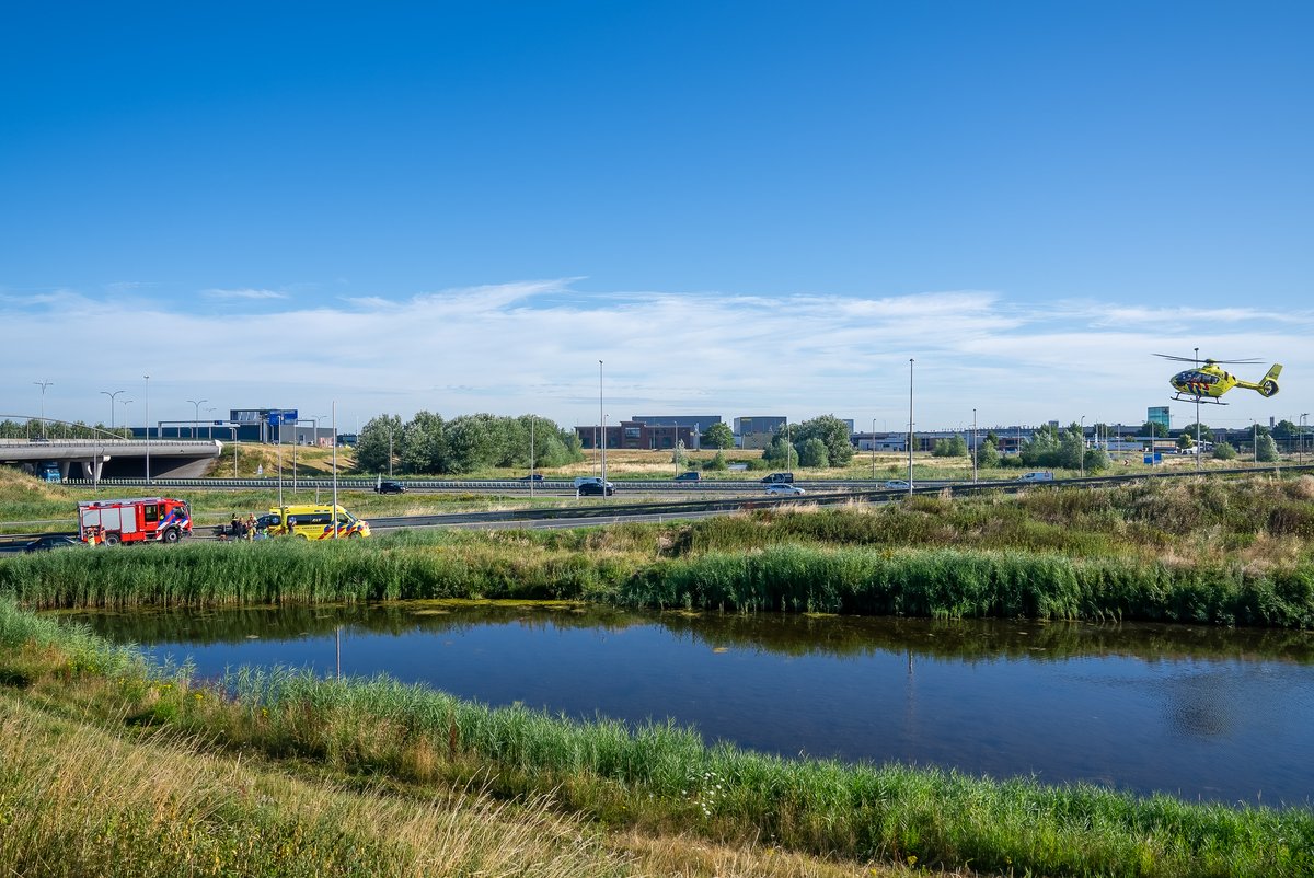 Reality_Photo's tweet photo. Een automobilist is vanochtend na een ongeluk in Waalwijk met spoed naar het ziekenhuis gebracht. 

Mogelijk is de automobilist onwel geworden waarna de auto van het slachtoffer tegen de vangrail belandde. https://t.co/JBGgpdl8KZ
