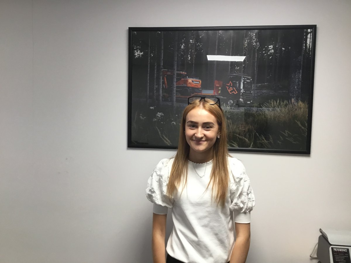 We would like to say a warm warm welcome to Isobella.

Isobella will be working in our Service Admin team at our site in Preston Scania and also on Reception - so be sure to say hello if your passing 👋

Welcome to the #haydockcommercialsfamily #scaniafamily

#recruitment