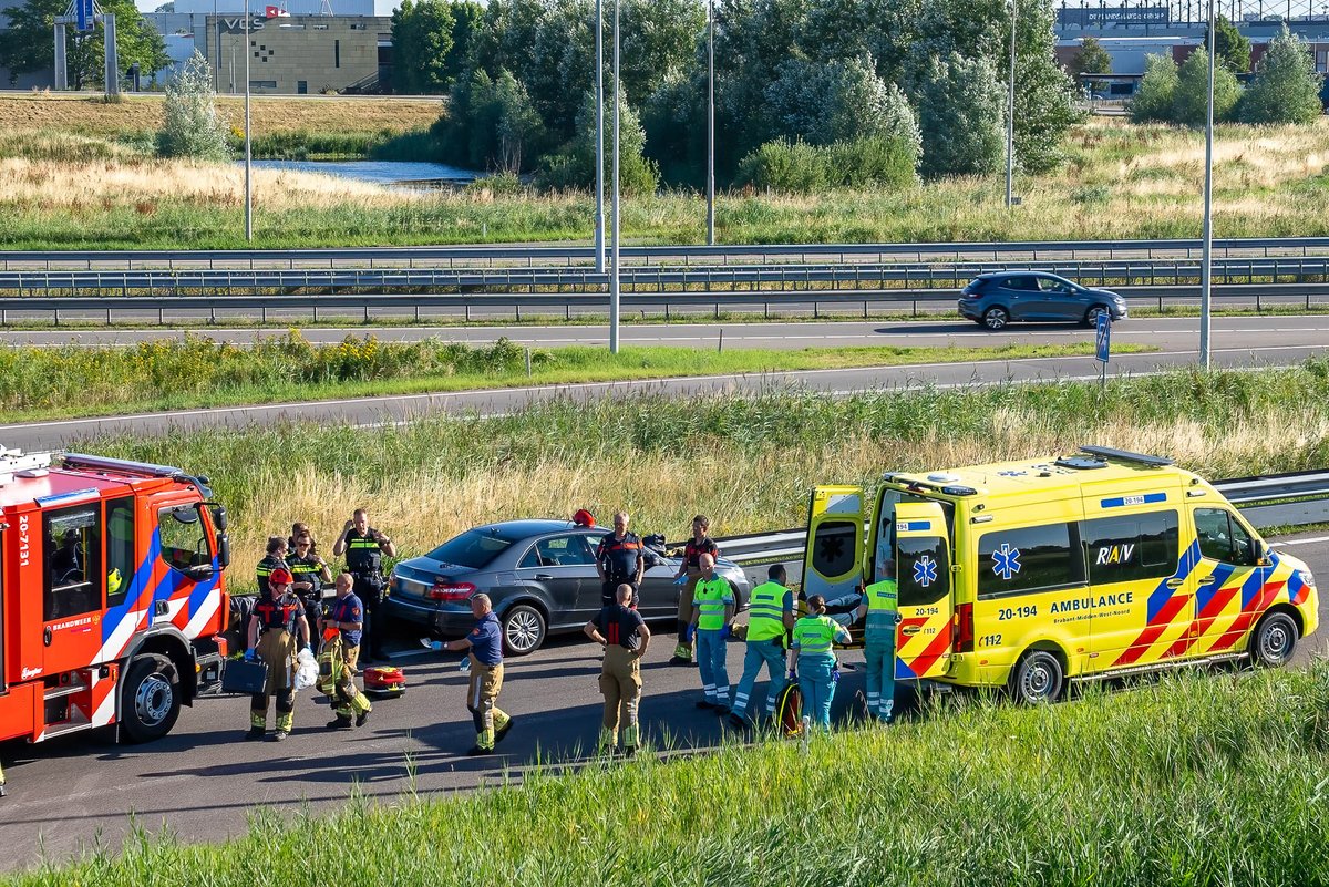 Reality_Photo's tweet photo. Een automobilist is vanochtend na een ongeluk in Waalwijk met spoed naar het ziekenhuis gebracht. 

Mogelijk is de automobilist onwel geworden waarna de auto van het slachtoffer tegen de vangrail belandde. https://t.co/JBGgpdl8KZ