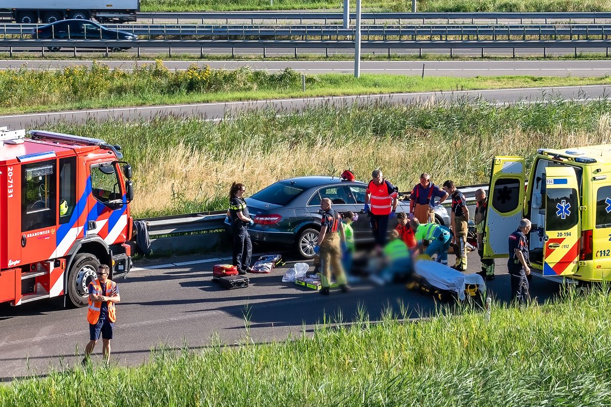 Reality_Photo's tweet photo. Een automobilist is vanochtend na een ongeluk in Waalwijk met spoed naar het ziekenhuis gebracht. 

Mogelijk is de automobilist onwel geworden waarna de auto van het slachtoffer tegen de vangrail belandde. https://t.co/JBGgpdl8KZ