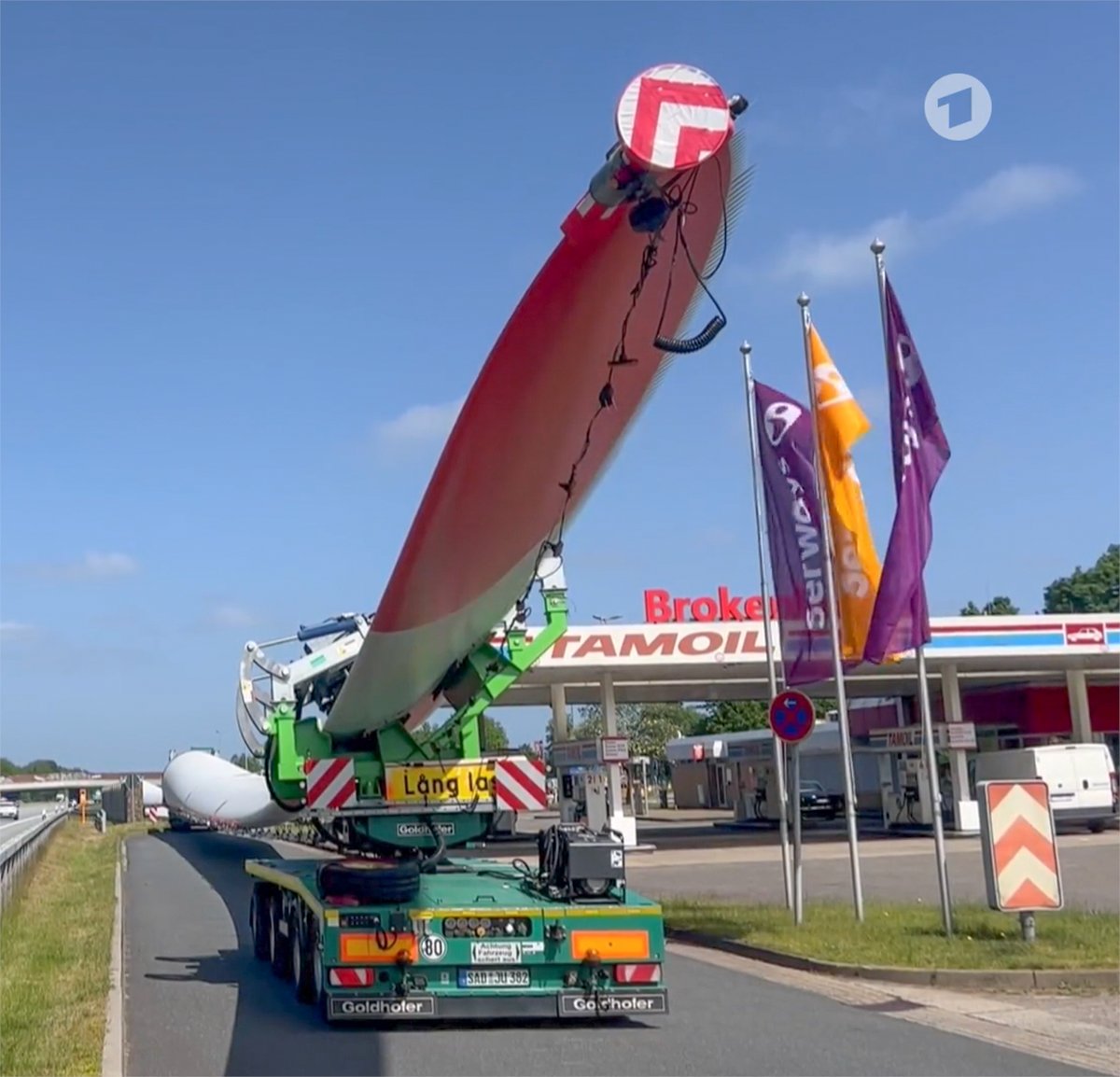 VDMAonline's tweet photo. Windräder im Bürokratiestau – Warum werden tägl. nur 1-2 #Windenergieanlagen statt der vom @Bundeskanzler   angekündigten 4-5 Anlagen errichtet? #plusminus hat nachgefragt: Flaschenhals sind Genehmigungszeiten für  #Transport der Komponenten. https://t.co/iKUEeVCYmg  @DasErste https://t.co/VTCJfN8qWP