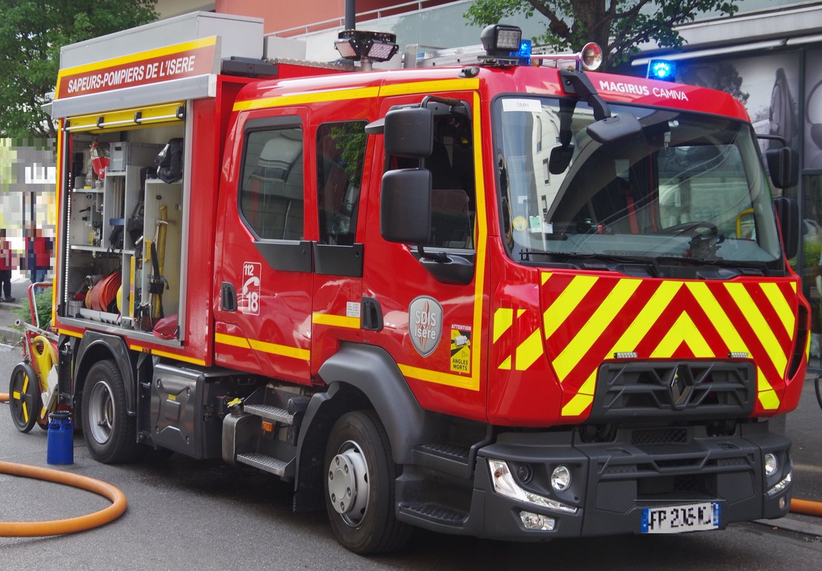 Prefet38's tweet photo. #Incendie | 🔥 Un incendie s'est déclaré ce matin sur un site #Seveso seuil bas à #Bernin. Le feu est maîtrisé  ; il se crée un fort dégagement de fumées. Les interventions sont en cours. 🧯
🚒Le @sdis38 est sur place.
✅ aucun blessé
✅ aucun risque toxique https://t.co/SBkfvmnuOL