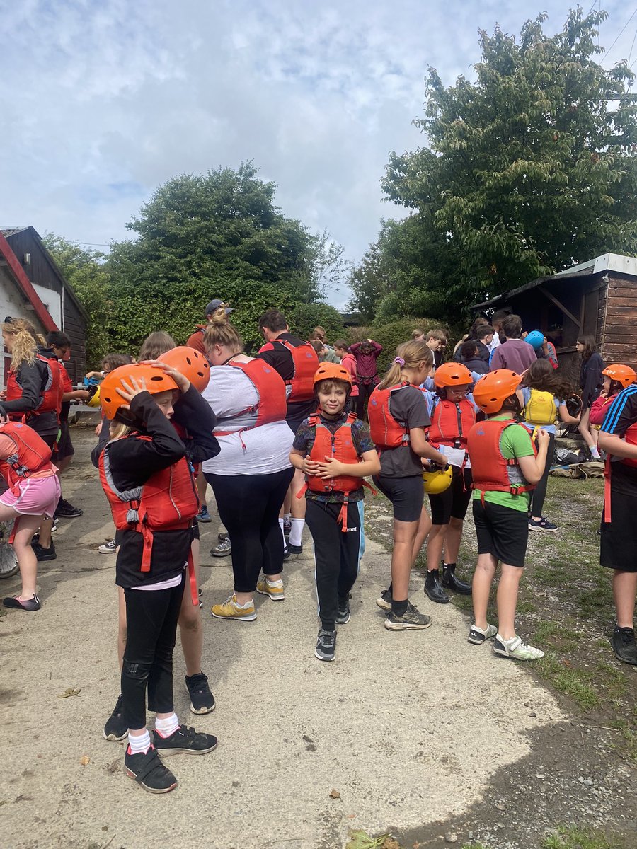 YsgolPenRhos's tweet photo. Barod am y dŵr. Ready for the lake🚣♂️🚣🛶#llain https://t.co/mB6ueCIv8T