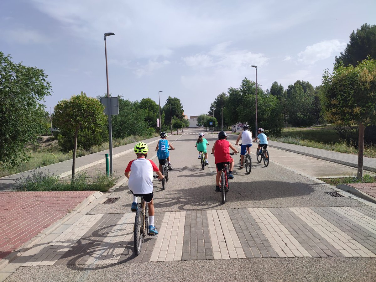 Campus_CBA's tweet photo. Hoy hemos puestos en práctica todo lo aprendido en el Parque de Educación Vial durante estas semanas y nos hemos dado una vuelta por #Almansa 🚲

#CampusCBA https://t.co/1gppF6tyNT