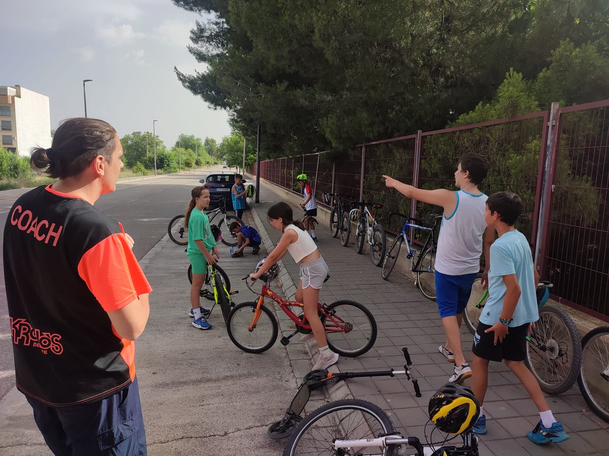 Campus_CBA's tweet photo. Hoy hemos puestos en práctica todo lo aprendido en el Parque de Educación Vial durante estas semanas y nos hemos dado una vuelta por #Almansa 🚲

#CampusCBA https://t.co/1gppF6tyNT