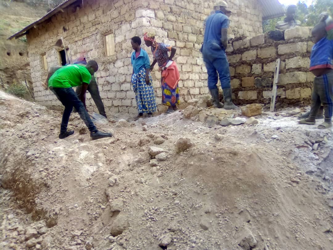 MiyoveN's tweet photo. Muri iki gitondo cyo kuwa 11/07/2023 Urubyiruko rw'abakorerabushake mu murenge wa Miyove rwabyukiye mu gikorwa cyo kubaka ubwiherero bw'umuturage utishoboye mu kagali  ka Miyove mu rwego rwo gukemura ibibazo bya HSSI #Remera village.@NzabonimpaEmmy
@GicumbiN https://t.co/UC438cXu4t