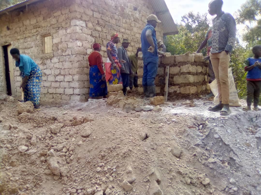 MiyoveN's tweet photo. Muri iki gitondo cyo kuwa 11/07/2023 Urubyiruko rw'abakorerabushake mu murenge wa Miyove rwabyukiye mu gikorwa cyo kubaka ubwiherero bw'umuturage utishoboye mu kagali  ka Miyove mu rwego rwo gukemura ibibazo bya HSSI #Remera village.@NzabonimpaEmmy
@GicumbiN https://t.co/UC438cXu4t