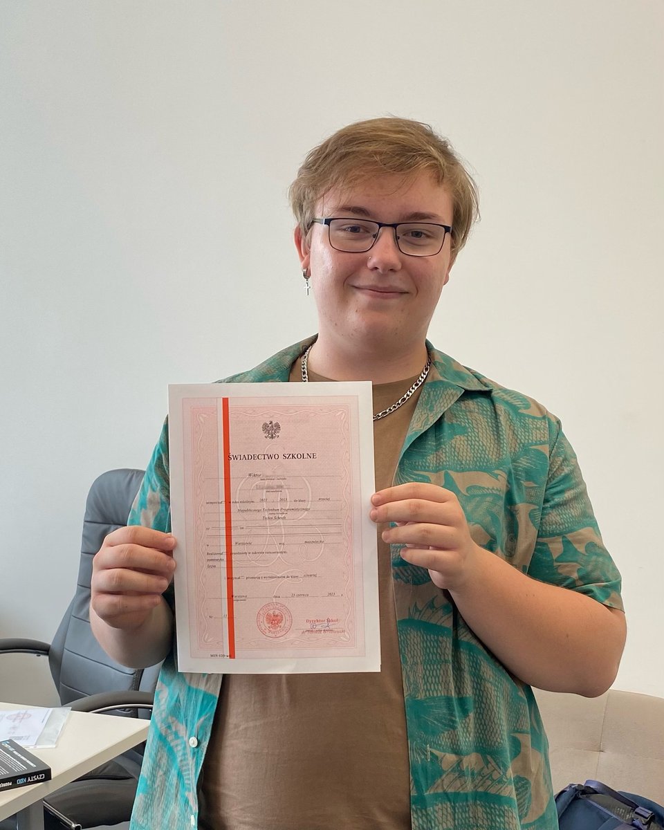 TechniSchools's tweet image. 🎓🌟Wiktor P. - uczeń #TechniSchools z Warszawy, który uzyskał najlepsze świadectwo w roku szkolnym 2022/2023 z imponującą średnią 5,73 oraz wzorowym zachowaniem! 🏆📚
Brawo Wiktor! 👏🏻

#technikum #technikumprogramistyczne #szkoła #edukacja #świadectwo #świadectwozpaskiem