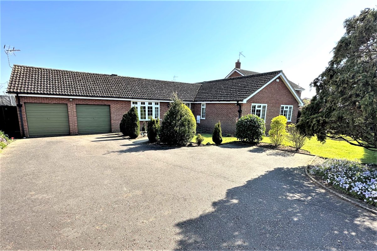 Large 3 Bed Bungalow For Sale Asking Price £475,000
one-estates.co.uk/notice.php?q=6…