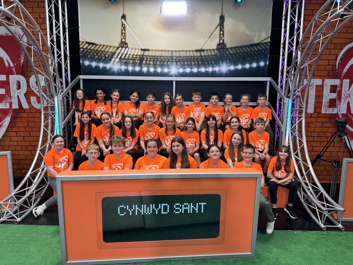 MrsHawkins_YCS's tweet image. Blwyddyn 6 yn y stiwdio heddi yn ffilmio rhaglen newydd ar gyfer @S4Cstwnsh - Tekkers. ⚽️ 🥅
Year 6 in the studio today filming a new programme for @S4Cstwnsh - Tekkers. ⚽️ 🥅
@MissThomas_YCS