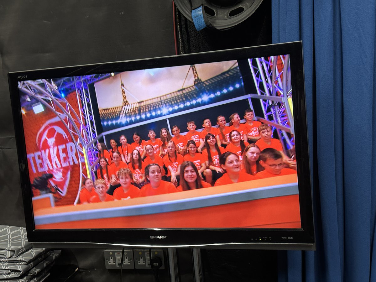 MrsHawkins_YCS's tweet image. Blwyddyn 6 yn y stiwdio heddi yn ffilmio rhaglen newydd ar gyfer @S4Cstwnsh - Tekkers. ⚽️ 🥅
Year 6 in the studio today filming a new programme for @S4Cstwnsh - Tekkers. ⚽️ 🥅
@MissThomas_YCS