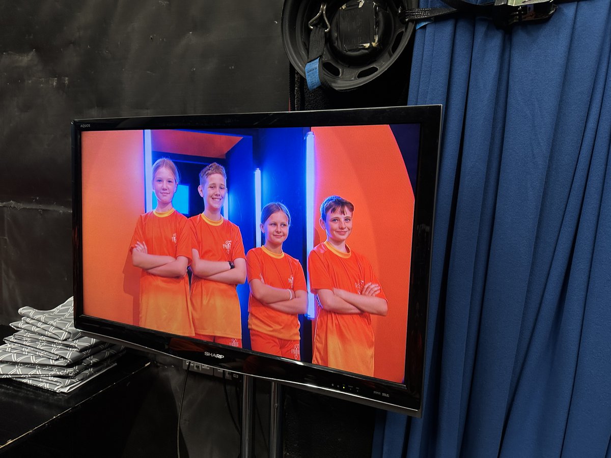 MrsHawkins_YCS's tweet image. Blwyddyn 6 yn y stiwdio heddi yn ffilmio rhaglen newydd ar gyfer @S4Cstwnsh - Tekkers. ⚽️ 🥅
Year 6 in the studio today filming a new programme for @S4Cstwnsh - Tekkers. ⚽️ 🥅
@MissThomas_YCS