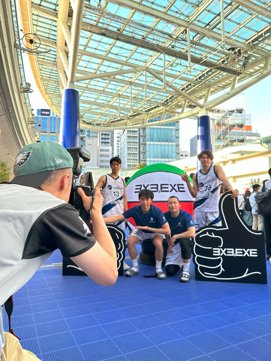 ZIGExN_UPDATERS's tweet image. ＼🏀オフショット公開📸／
写真撮影の様子をパシャリ！
見てくださいこの忠至パイセン（下田）のスクワットキープ👀
#updaters #3x3 #アップデーターズ #バスケ #プロバスケ選手 #じげん3x3 #じげん #zigexn #京都