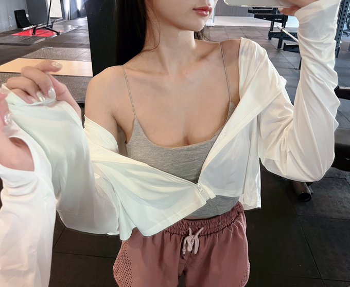 健身房巧遇小色豬🐷 你會...？ https://t.co/VlyhzBjobp