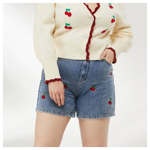 QLCuties's tweet photo. So good I had to share! Check out all the items I'm loving on @Poshmarkapp #poshmark #fashion #style #shopmycloset #hm #drmartens #cider: https://t.co/kgTgaZzNtY https://t.co/EPpBeRpGra