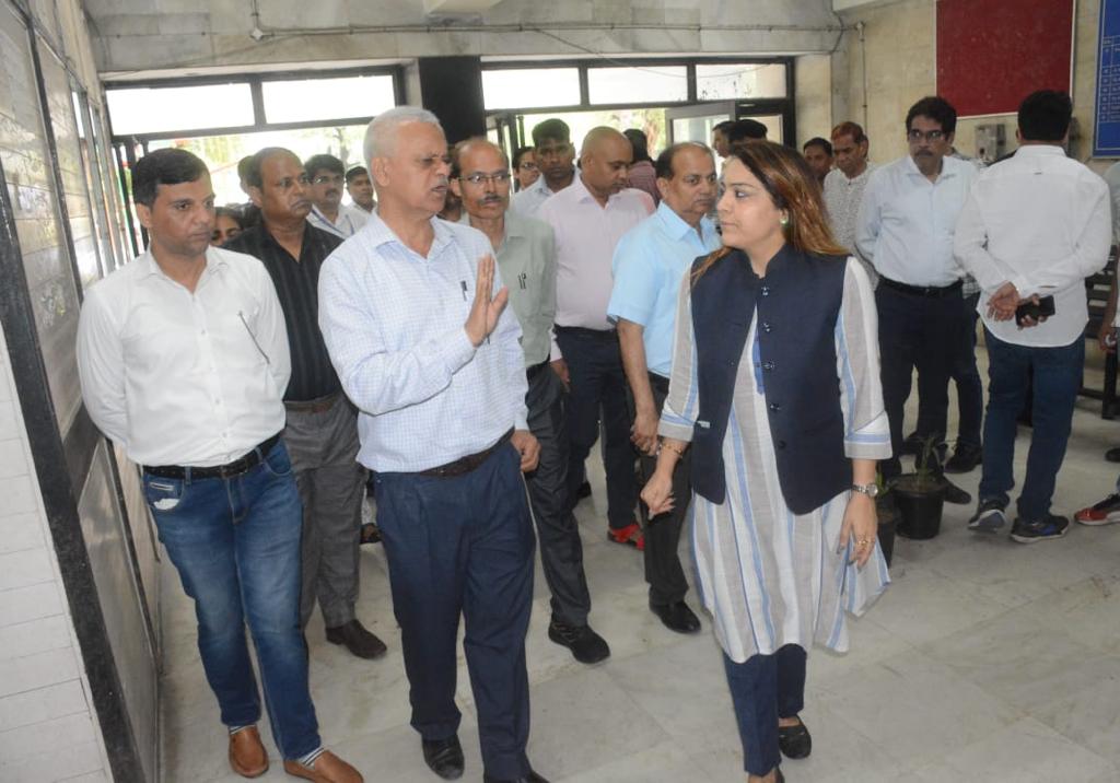 OberoiShelly's tweet photo. Deputy Commissioner और नगर निगम के सभी HoDs के साथ Civil Line Zonal Office पर स्थापित Control Room का आज निरीक्षण किया।

देखा कि किस तरह की complaints आ रही हैं और कितनी देर में समासायों का निवारण हो रहा है।

CM @ArvindKejriwal के निर्देश अनुसार, लगातर Report देने के निर्देश दिए। https://t.co/3OqXCGG8bx