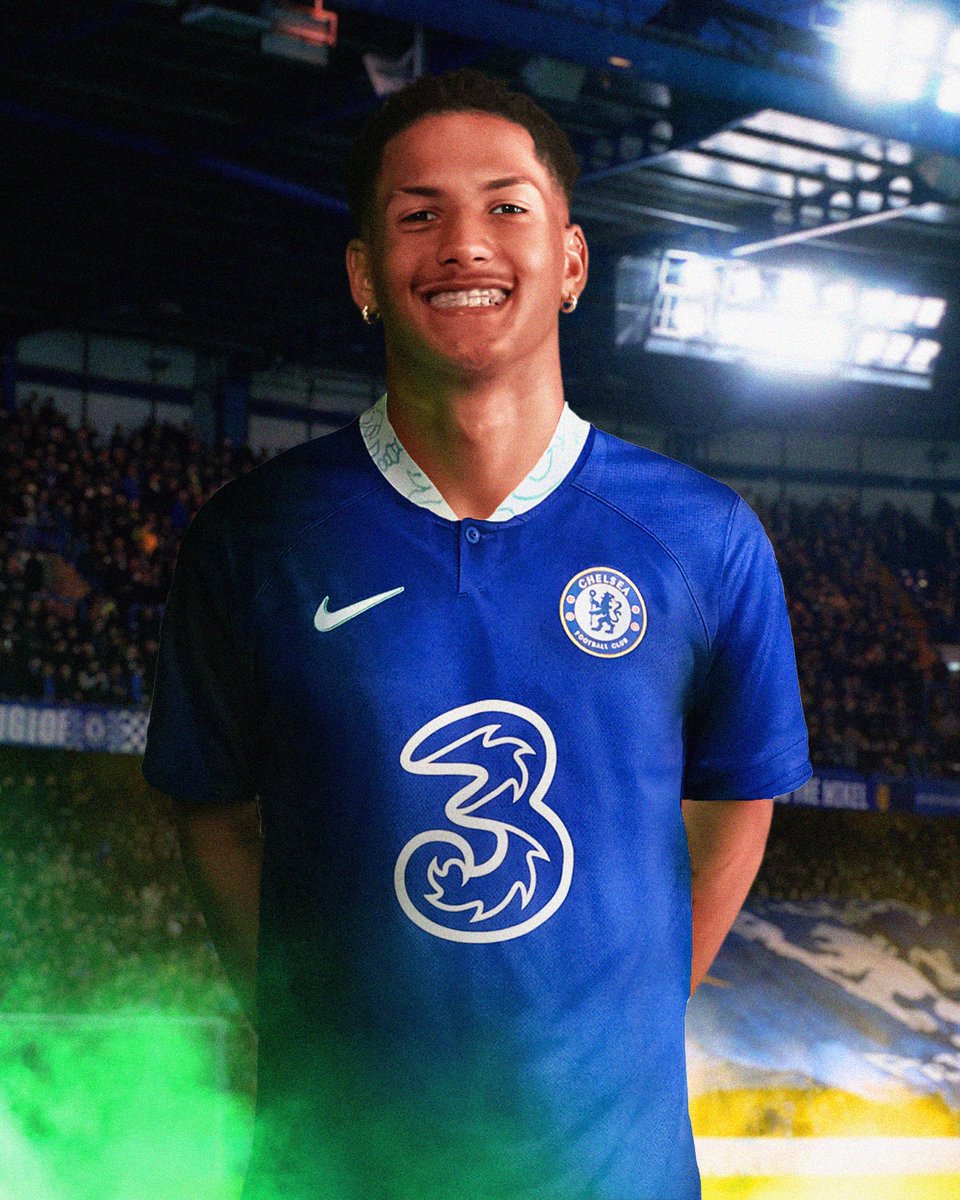 FabrizioRomano's tweet photo. Understand Chelsea have finally signed all documents with Santos for Ângelo Gabriel deal. 🔵🇧🇷 #CFC

Told 2004 born talent will complete the second part of medical tests tomorrow then travel to USA with Chelsea.

Deal worth €15m fee — club will decide on loan after USA tour. https://t.co/VqaAdQcmZP