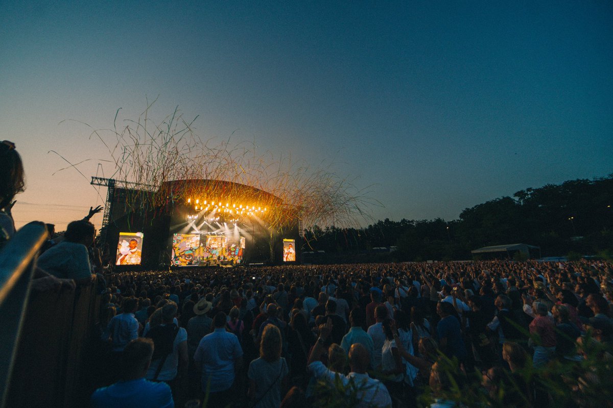 robbiewilliams's tweet image. Luxembourg: last night was beautiful. Night 2; can you beat it? X
